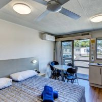 Wollongong Surf Leisure Resort MB Bed and Kitchen