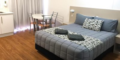 Motel Air King Bed & Dining Table