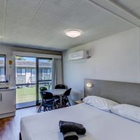 Wollongong Surf Leisure Resort MA Bed and Kitchen