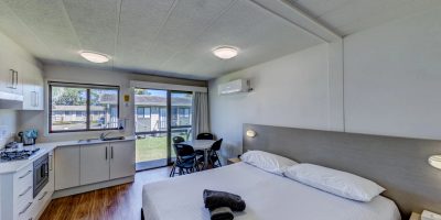 Wollongong Surf Leisure Resort MA Bed and Kitchen